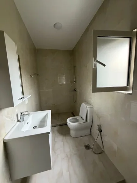 Durres, jepet me qera shtepi 2+1+Aneks+Ballkon Kati 0, 100 m² 350 € (Prane Tregut Industrial)