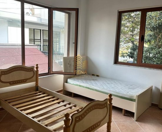 Tirane, jepet me qera vetem 1 dhome 1+1 Kati 1, 50 m² 300 € (Xhamllik, Xhanfize keko)