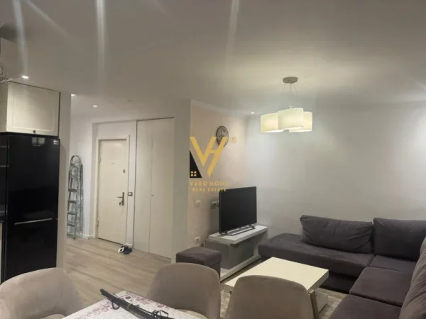 Tirane, jepet me qera apartament 1+1+Ballkon Kati 3, 60 m² 500 € (ALI DEMI)