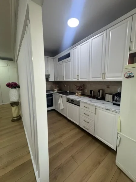 Tirane, jepet me qera apartament 2+1 Kati 4, 110 m² 1.300 € (QENDER)