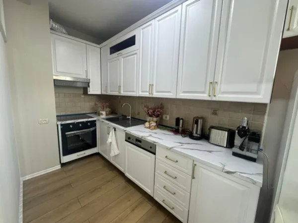 Tirane, jepet me qera apartament 2+1 Kati 4, 110 m² 1.300 € (QENDER)