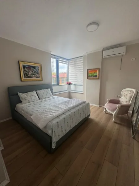 Tirane, jepet me qera apartament 2+1 Kati 4, 110 m² 1.300 € (QENDER)