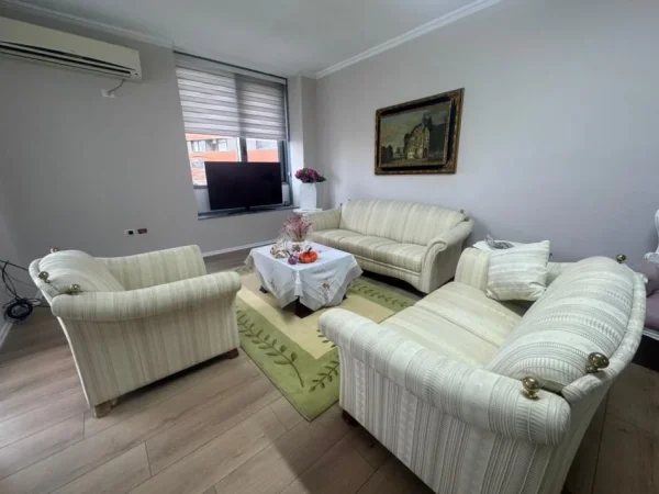 Tirane, jepet me qera apartament 2+1 Kati 4, 110 m² 1.300 € (QENDER)