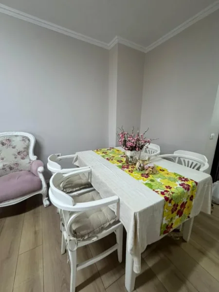Tirane, jepet me qera apartament 2+1 Kati 4, 110 m² 1.300 € (QENDER)