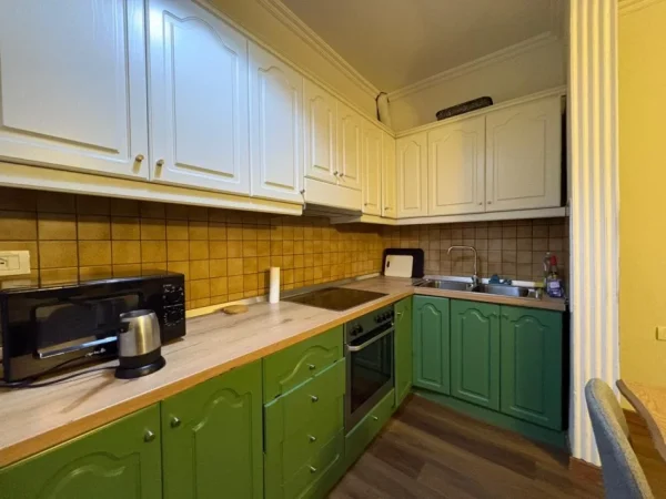 Tirane, jepet me qera apartament 2+1+Ballkon Kati 4, 80 m² 750 € (Sheshi Willson)