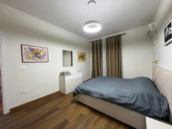 Tirane, jepet me qera apartament 2+1+Ballkon Kati 4, 80 m² 750 € (Sheshi Willson)
