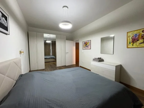 Tirane, jepet me qera apartament 2+1+Ballkon Kati 4, 80 m² 750 € (Sheshi Willson)