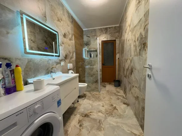 Tirane, jepet me qera apartament 2+1+Ballkon Kati 4, 80 m² 750 € (Sheshi Willson)