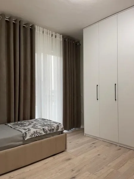 Tirane, jepet me qera apartament 2+1+Ballkon Kati 3, 120 m² 500 € (Rruga shefqet Kuka)