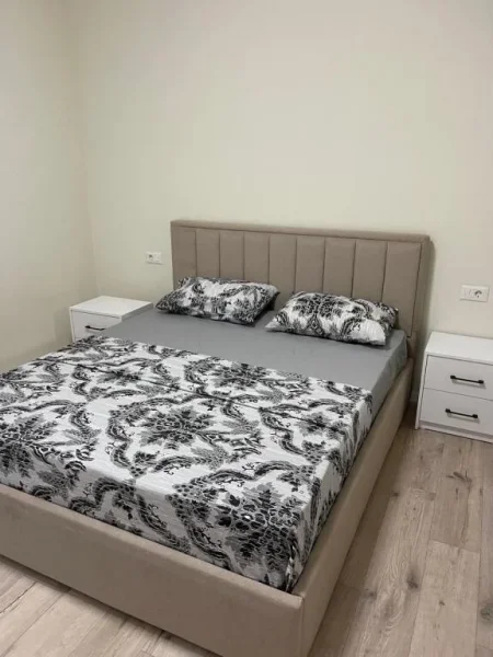 Tirane, jepet me qera apartament 2+1+Ballkon Kati 3, 120 m² 500 € (Rruga shefqet Kuka)