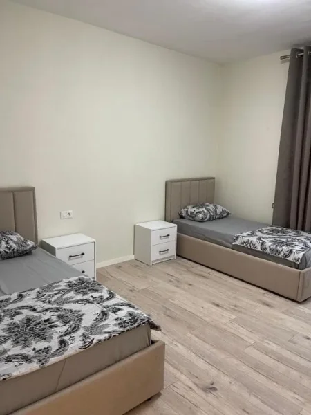 Tirane, jepet me qera apartament 2+1+Ballkon Kati 3, 120 m² 500 € (Rruga shefqet Kuka)