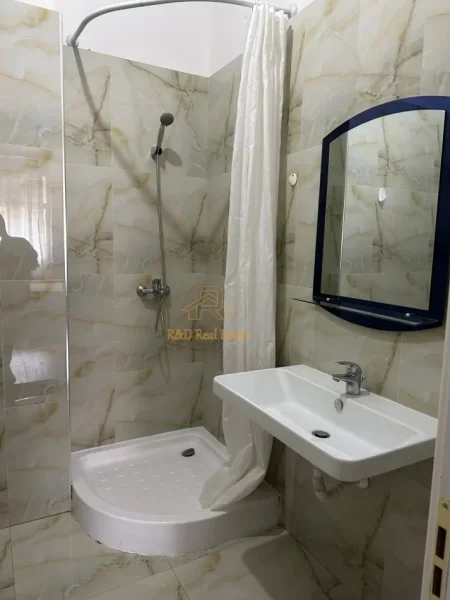 Tirane, jepet me qera apartament 2+1+Ballkon Kati 8, 110 m² 650 € (Mbrapa Ring Center)