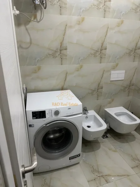 Tirane, jepet me qera apartament 2+1+Ballkon Kati 8, 110 m² 650 € (Mbrapa Ring Center)