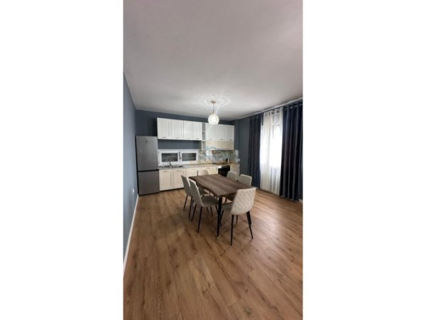 Tirane, jepet me qera apartament 2+1 Kati 3, 130 m² 800 € (Kopshti Botanik)