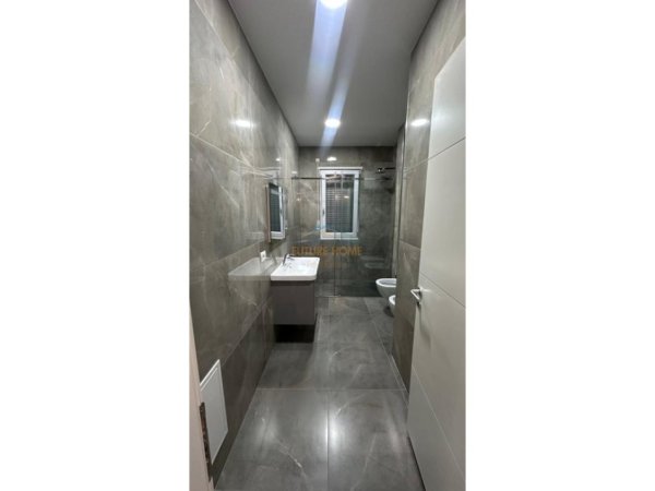 Tirane, jepet me qera apartament 2+1 Kati 3, 130 m² 800 € (Kopshti Botanik)