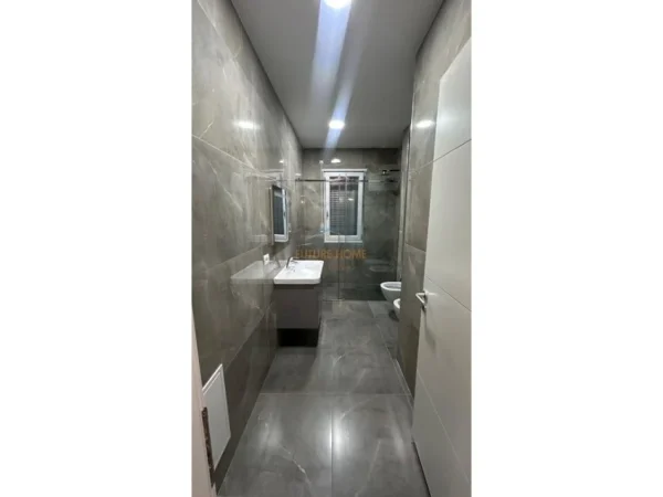 Tirane, jepet me qera apartament 2+1 Kati 3, 130 m² 800 € (Kopshti Botanik)