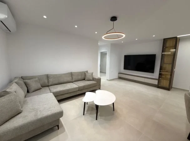 Tirane, jepet me qera apartament 2+1+Aneks+Ballkon Kati 3, 100 m² 900 € (xhon kenedi)