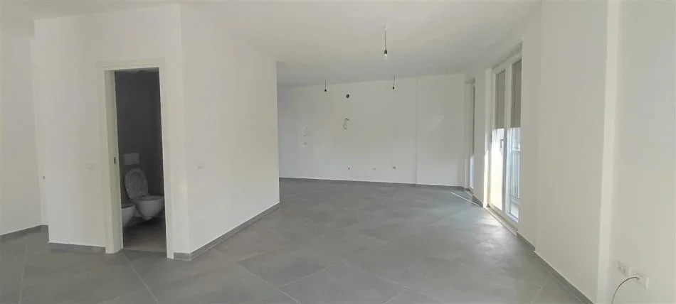Tirane, jepet me qera ambjent biznesi Kati 5, 220 m² 2.500 € (Rruga e Dibres)