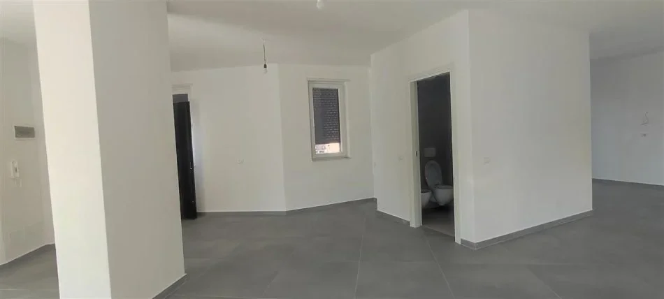 Tirane, jepet me qera ambjent biznesi Kati 5, 220 m² 2.500 € (Rruga e Dibres)