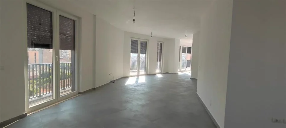 Tirane, jepet me qera ambjent biznesi Kati 5, 220 m² 2.500 € (Rruga e Dibres)