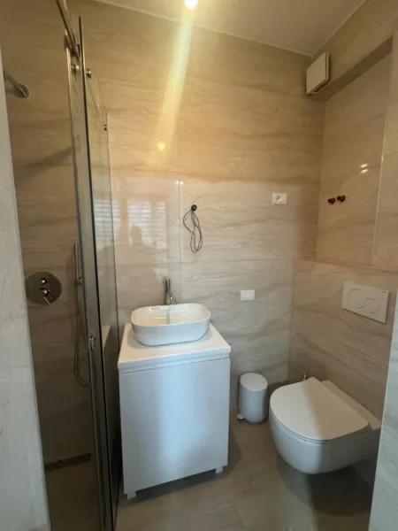 Tirane, jepet me qera apartament 2+1+Ballkon Kati 4, 110 m² 1.300 € (Toptani)