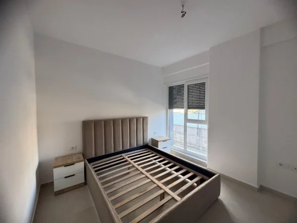 Tirane, jepet me qera apartament 1+1+Ballkon Kati 1, 69 m² 500 € (Zona 5 Maji)