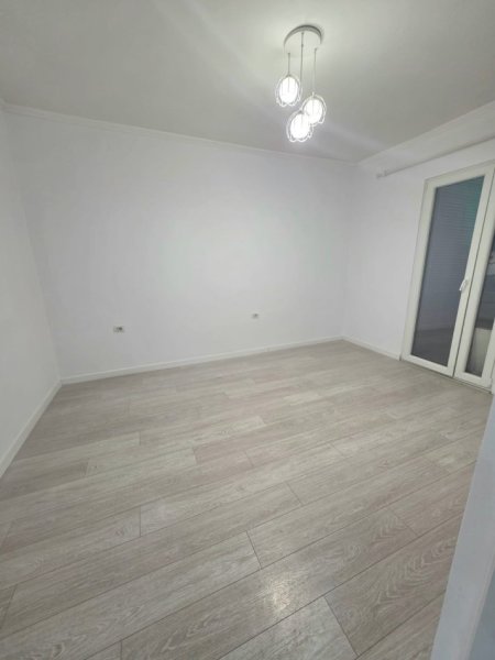Tirane, jepet me qera ambjent biznesi Kati 2, 92 m² 700 € 