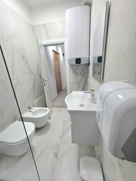 Tirane, jepet me qera ambjent biznesi Kati 2, 92 m² 700 € 