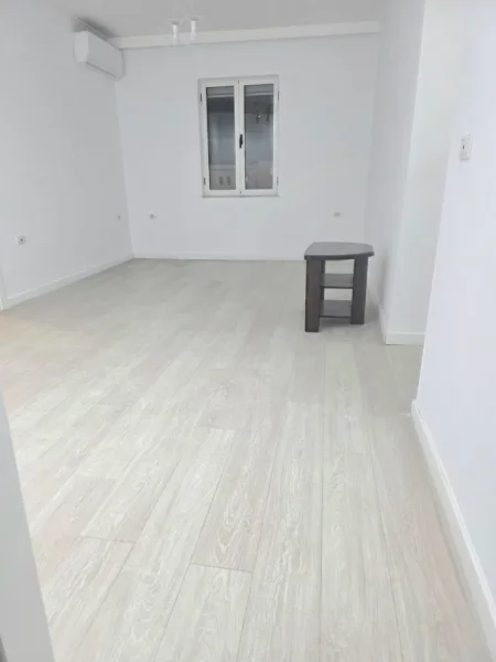 Tirane, jepet me qera ambjent biznesi Kati 2, 92 m² 700 € 