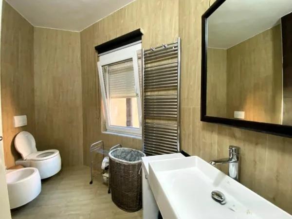 Tirane, jepet me qera apartament 1+1 Kati 3, 86 m² 550 € (ali demi)