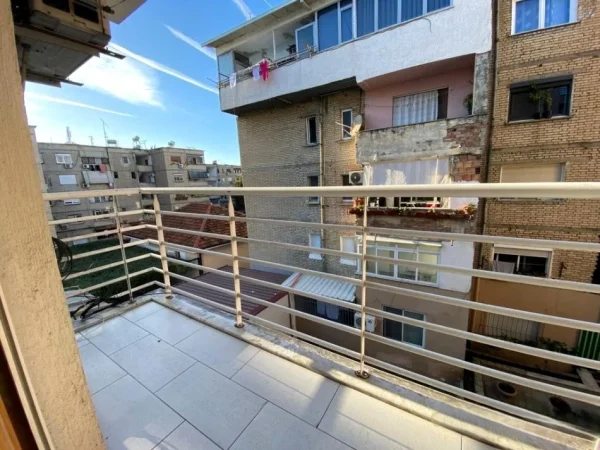 Tirane, jepet me qera apartament 1+1 Kati 3, 86 m² 550 € (ali demi)