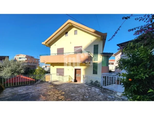 Tirane, jepet me qera Vile 3 Katshe , 250 m² 1.200 € (TEK KODRA E PRIFTIT)