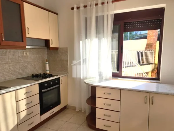 Tirane, jepet me qera Vile 3 Katshe , 250 m² 1.200 € (TEK KODRA E PRIFTIT)