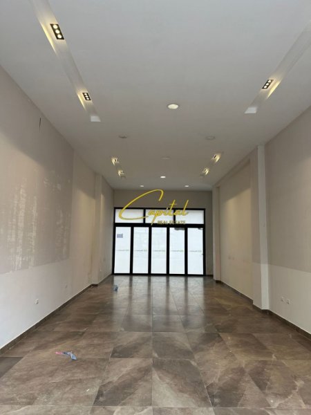 Tirane, jepet me qera dyqan Kati 0, 70 m² 900 € (21 DHJETORI)