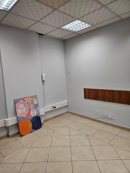 Tirane, jepet me qera ambjent biznesi Kati 1, 126 m² 1.200 € (RRUGA E KAVAJES)