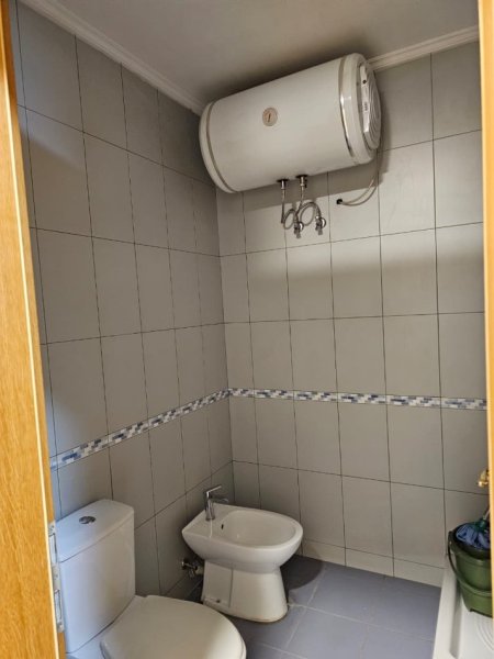 Tirane, jepet me qera ambjent biznesi Kati 1, 126 m² 1.200 € (RRUGA E KAVAJES)