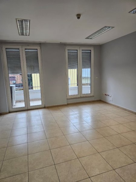 Tirane, jepet me qera ambjent biznesi Kati 1, 126 m² 1.200 € (RRUGA E KAVAJES)
