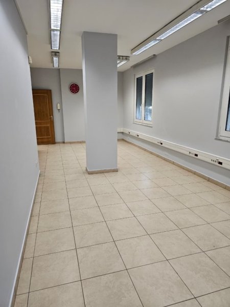 Tirane, jepet me qera ambjent biznesi Kati 1, 126 m² 1.200 € (RRUGA E KAVAJES)