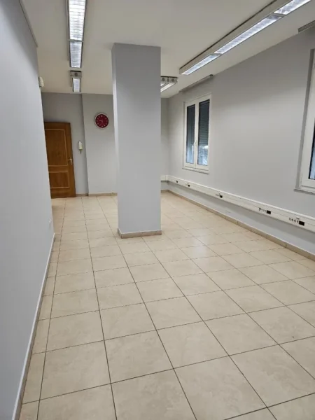 Tirane, jepet me qera ambjent biznesi Kati 1, 126 m² 1.200 € (RRUGA E KAVAJES)