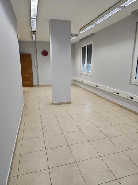 Tirane, jepet me qera ambjent biznesi Kati 1, 126 m² 1.200 € (RRUGA E KAVAJES)