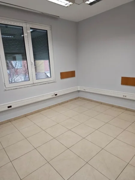 Tirane, jepet me qera ambjent biznesi Kati 1, 126 m² 1.200 € (RRUGA E KAVAJES)