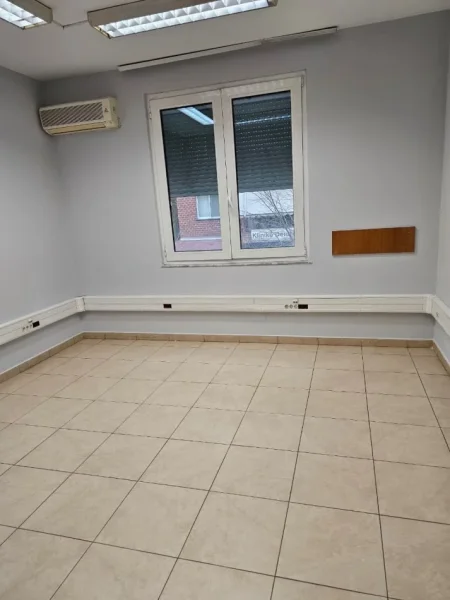 Tirane, jepet me qera ambjent biznesi Kati 1, 126 m² 1.200 € (RRUGA E KAVAJES)