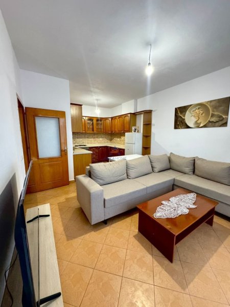 Tirane, jepet me qera apartament 2+1+Ballkon Kati 7, 87 m² 571 € 