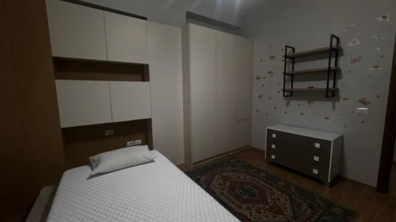 Tirane, jepet me qera apartament 2+1 Kati 3, 110 m² 900 € (Qender)