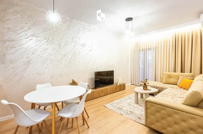 🔥Apartament Hera e Parë me qira: 2+1 & Ballkon || (📍Qendër të Tiranës - Brenda qendrës Galeria)  || 1300€/Muaj 100% E re 🔥