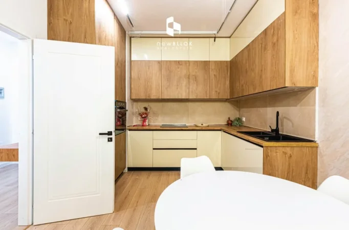 🔥Apartament Hera e Parë me qira: 2+1 & Ballkon || (📍Qendër të Tiranës - Brenda qendrës Galeria)  || 1300€/Muaj 100% E re 🔥