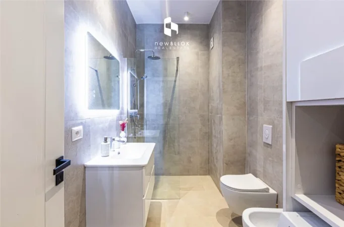 🔥Apartament Hera e Parë me qira: 2+1 & Ballkon || (📍Qendër të Tiranës - Brenda qendrës Galeria)  || 1300€/Muaj 100% E re 🔥