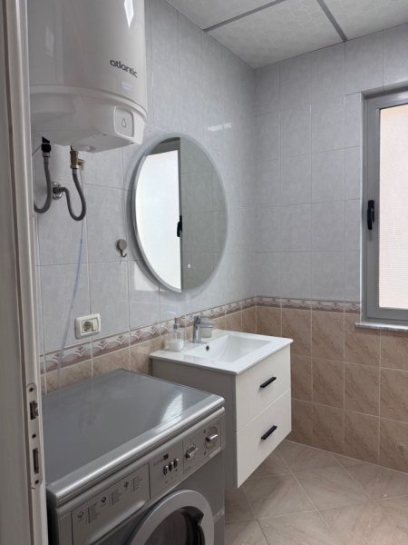 Tirane, jepet me qera apartament 1+1+Ballkon Kati 2, 60 m² 650 € (ISH PARKU)