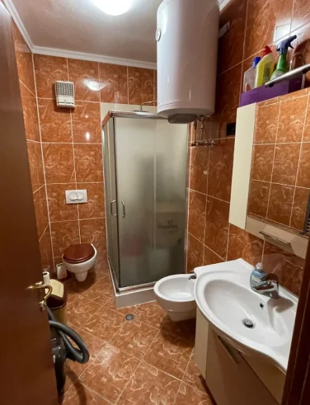 Tirane, jepet me qera apartament 2+1+Ballkon Kati 7, 100 m² 1.000 € (Stadiumi Air Albania)