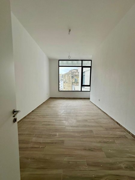 Tirane, jepet me qera ambjent biznesi Kati 1, 37 m² 600 € 